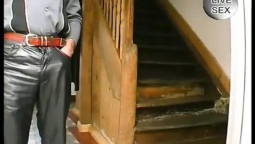 Reife brünette hure bläst schwanz, nachdem ihre muschi mit dildo gebohrt wurde