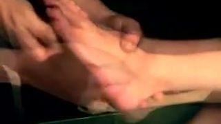 Donna che riceve il pedicure da un feticista del piede