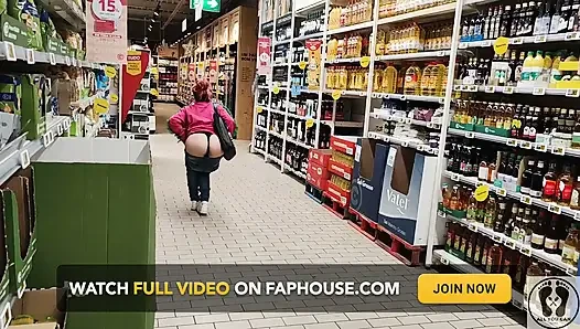 Crazy Rebeca Addams in jeans Buttcrack im Supermarkt