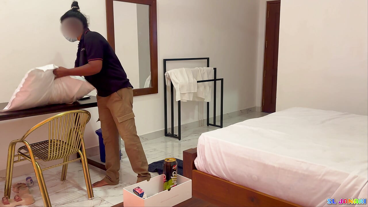 Rest House Supervisor Sex with Cleaning Staff Girl