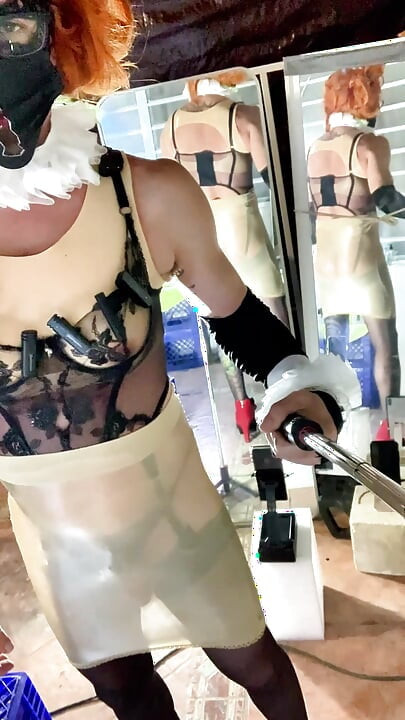 Seksi transseksüel altın korse iç çamaşırı dışarıda