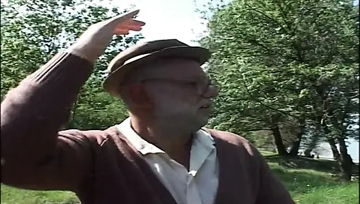 Genç Kız açık Havada Azgın Dedeyi Işiyor Ve Sikiyor