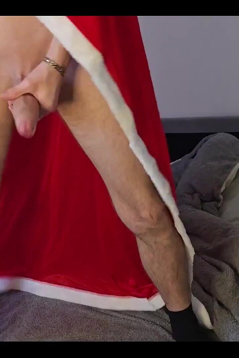 Twink Noel Baba pelerininin her yerine geldi, temizlemesi için birine ihtiyacı var