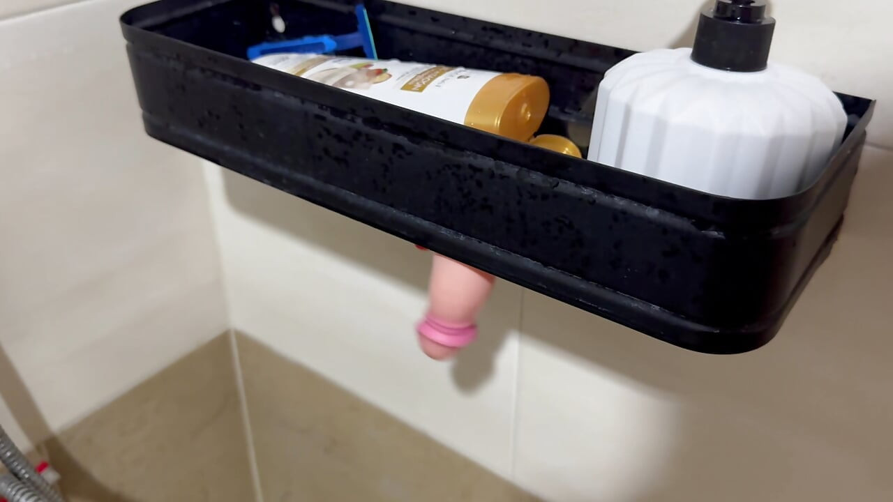 אני ממשיך לזיין את הנערה הלטינית השחורה הזאת אחרי שאני גומר