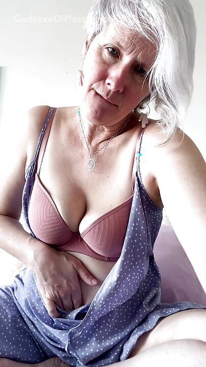 Madrastra te pilla espiand0 y te hace correrte - milf joi