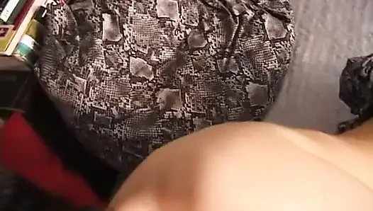 Грудастая милфа-шлюшка сосет маленький хуй в любительском видео