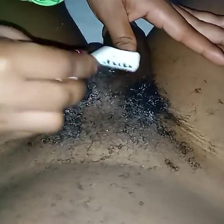 Elle rase ma grosse bite noire puis la baise, partie 2