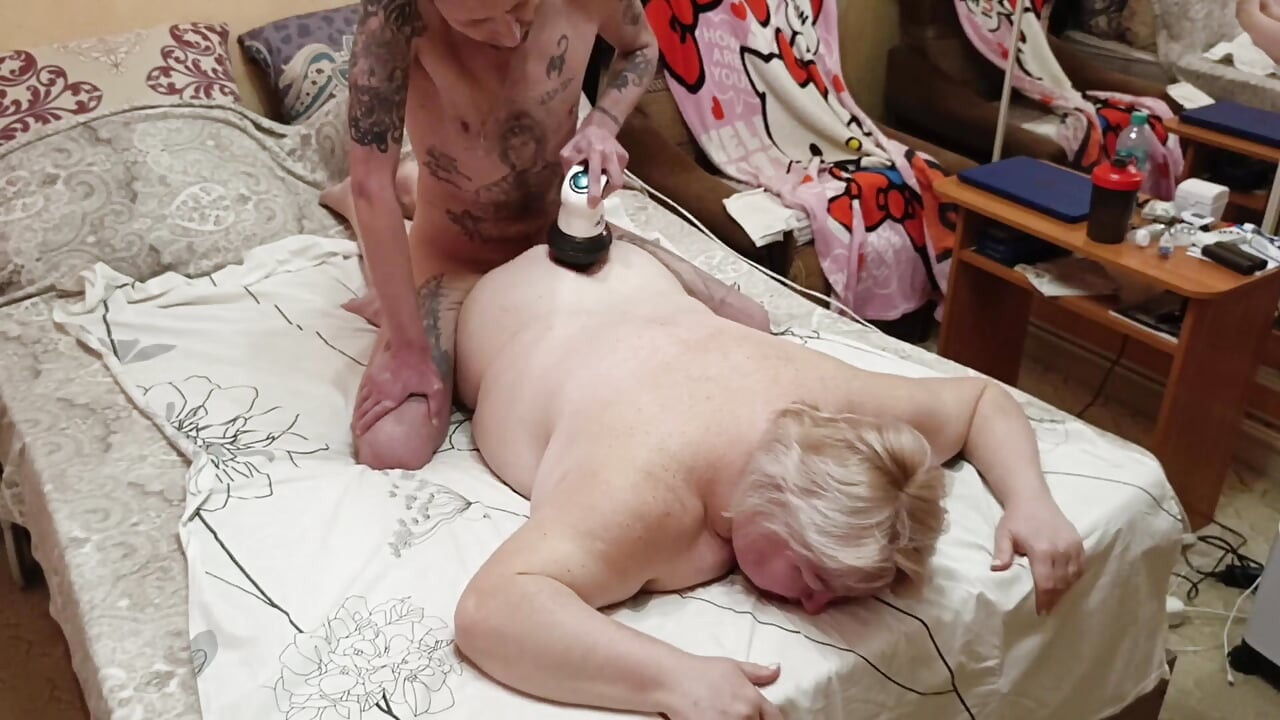 I Massage My Friend's Back and Buttocks and Fuck Her at the Same Time, Filling Her Pussy with Cum