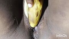 Pobre plátano es comido por coño