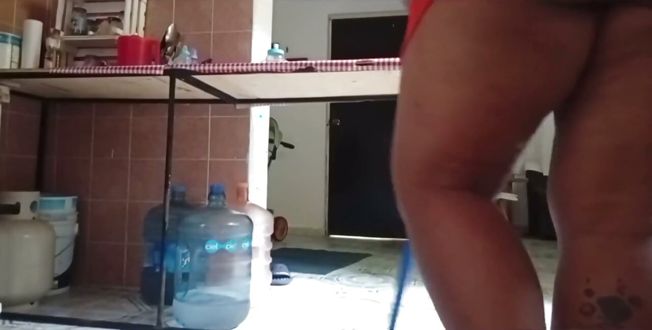 Karmica orta yaşlı seksi iri güzel kadın tombul Meksikalı mutfakta