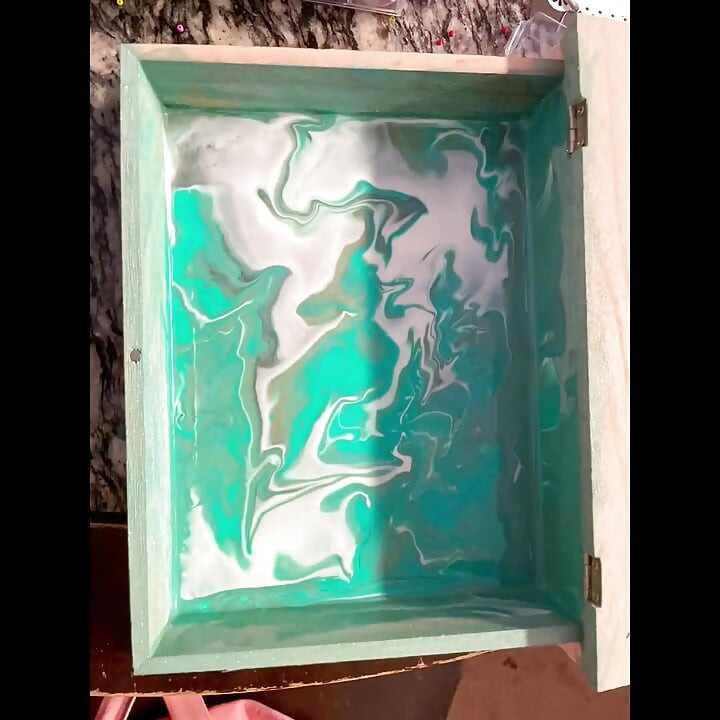 Suzy Wylde Adalah Seorang Artis