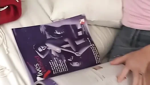 İki genç güzel azgın sürtük kendilerini oynuyor