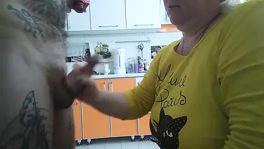 Schwiegermutter befreit wieder meine eier vor sperma, während sie blowjob macht