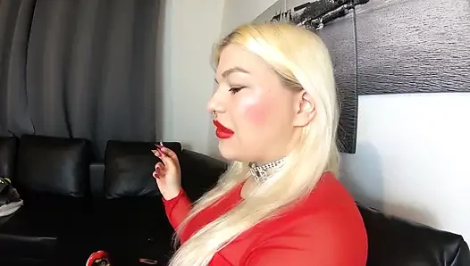 Büyük kırmızı dudaklı 2 sigara sigara içen zincir