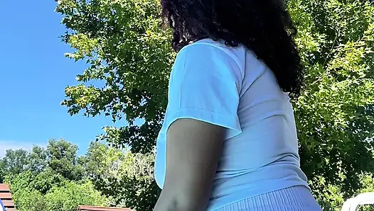 Cewek semok latina dengan pantat bahenol lagi asik kentut di pinggir kolam renang!