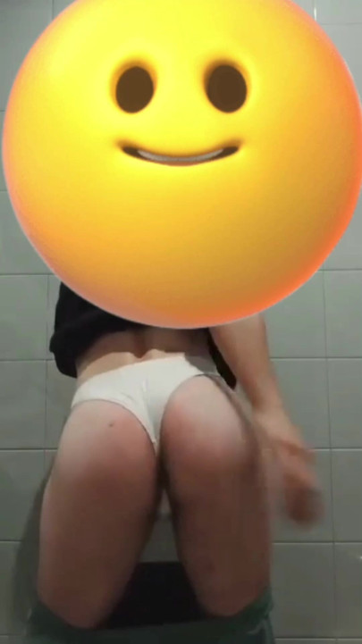 Femboy mostrando a bunda