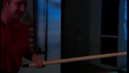 Esmer genç kız bilardo masasında yarak alıyor