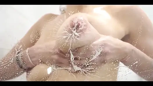 Göğüslerim ve sert koyu meme uçlarım