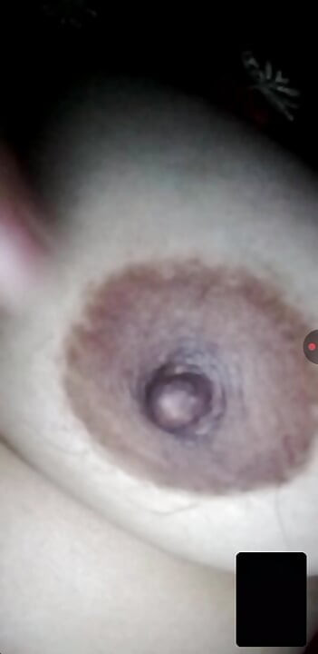 Fată indiană virală cu țâțe mari sexy care arată în pizdă futându-se cu degetul, videoclip