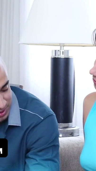 Teamskeet - une latina sexy se fait défoncer sa chatte de taille amusante avant de se faire éjaculer sur le visage | Clip 1