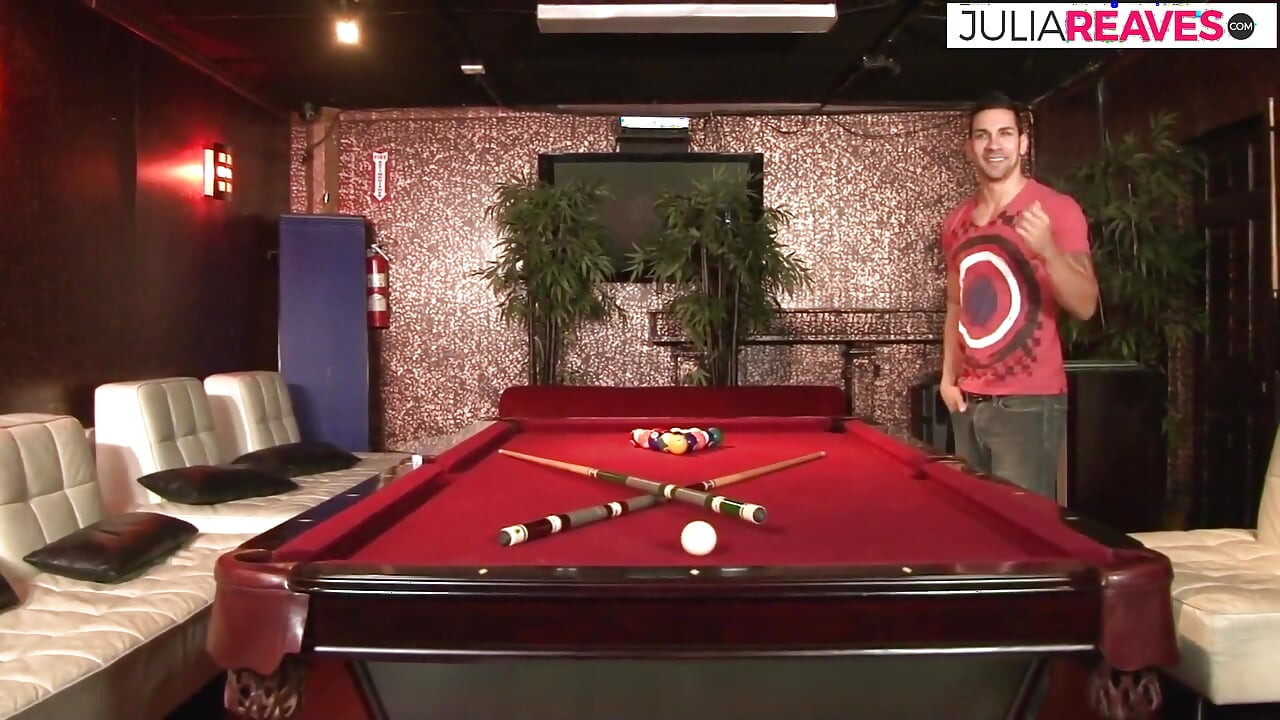 Sürtük bilardo masasında sert sikişten sonra döl yiyor