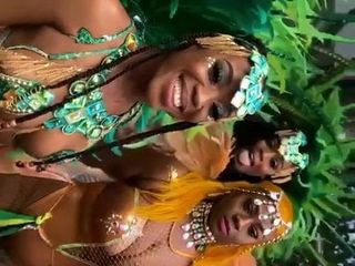 Dominicaanse zwarte babes in het carnaval 1