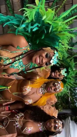 Chicas negras dominicanas en el carnaval 1