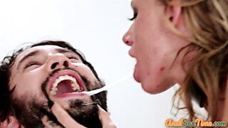 Rondborstige getatoeëerde babe deepthroat terwijl ze anaal wordt geboord