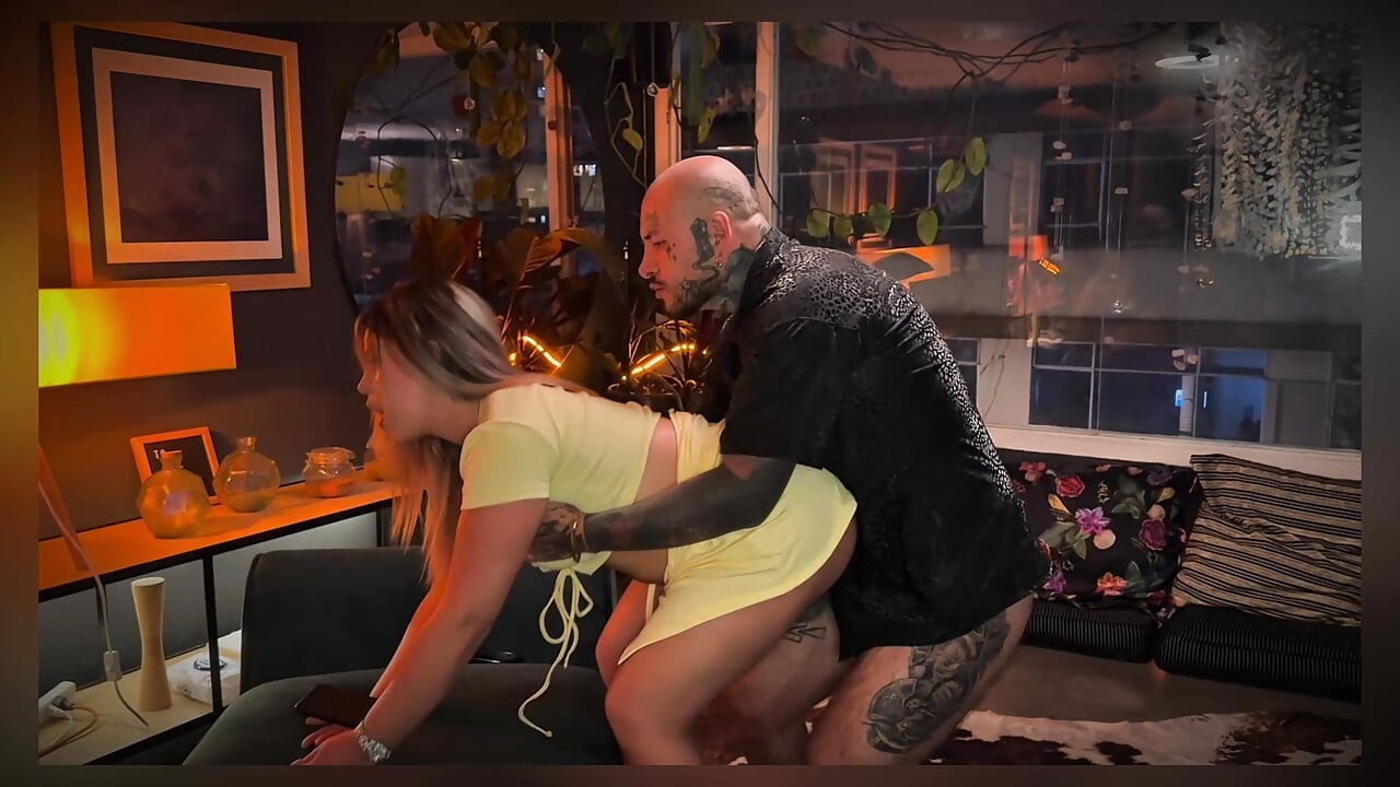 Me follo a sexy y mojigata psicóloga en su consultorio en plena sesión