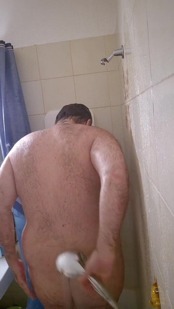 Debeljuškasti Tata Medvjed se Tušira | Isječak 1