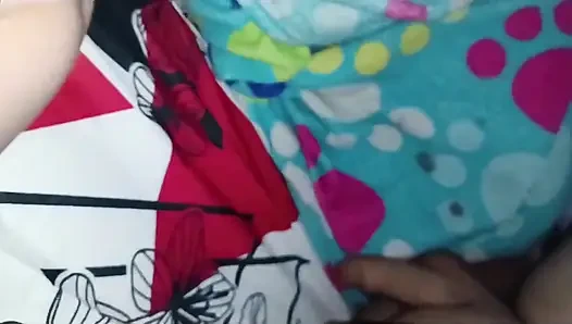 Устал, он вернулся домой с работы, я начинаю смотреть порно и пусть моя жена мастурбирует мне!!