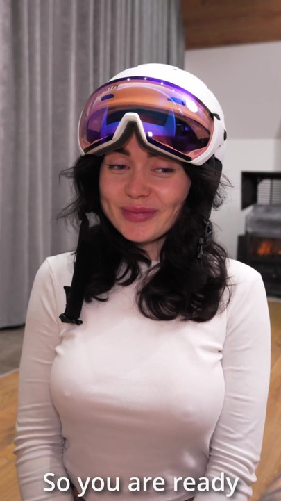 Instrutor de esqui fode garota tatuada sexy em estilo cachorrinho depois das aulas | Clipe 1