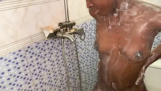 Cewek semok kulit hitam ini menggoda cewek semok ini di kamar mandi