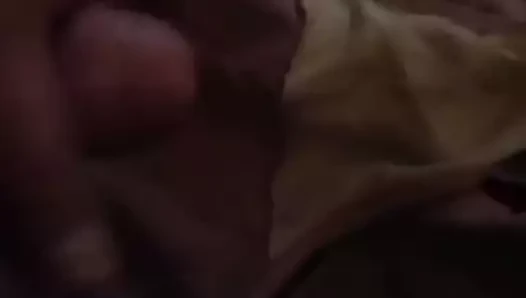 bir fındık kırmak zorunda kaldı