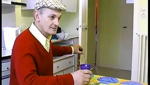 Güzel bir evli kadın kocasının önünde dedesine teklif ediyor!