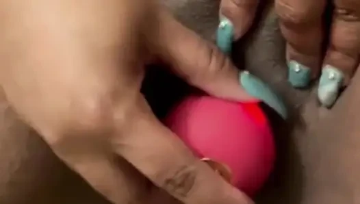 Merangsang klitorisku dengan vibrator telur