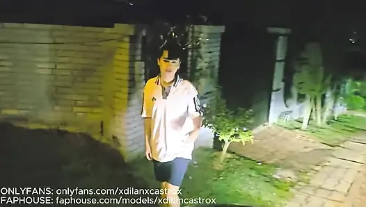 Heteroseksüel adam terk edilmiş bir evde ikiz bir yarağı prezervatifsiz sikiyor ve sikiyor