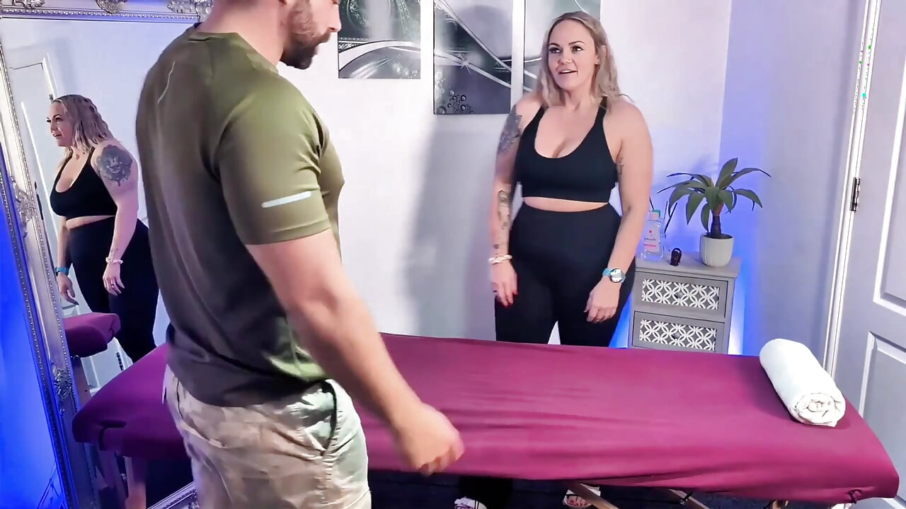 Stygg massageterapeut sväljer klienter sperma!