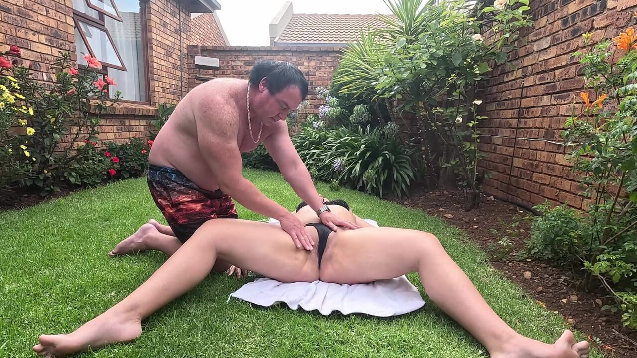 DEBELJUCA ME NAGRAĐUJE PUŠENJEM NAKON ŠTO JU JE NAMAZALA KREMOM ZA SUNČANJE, SVRŠAVANJE PO LICU