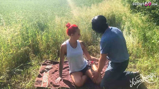 Un vieux à la bite minuscule baise sans capote avec une adolescente rousse allemande près de la plage