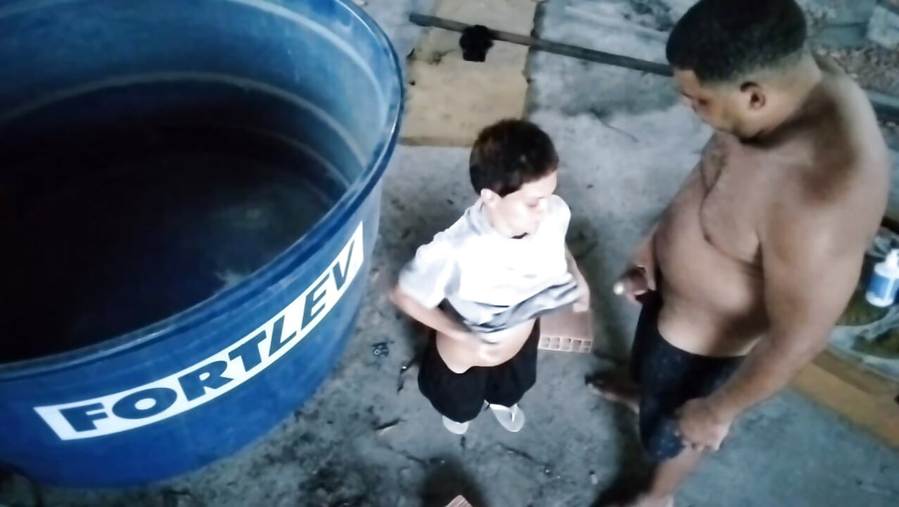 Branca dique dando bunda apertada.