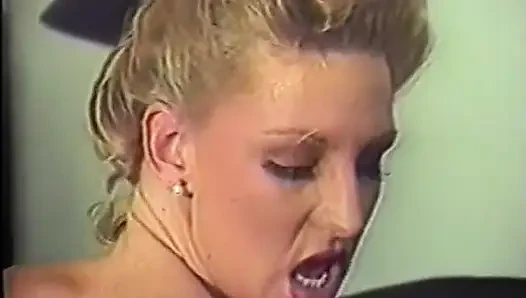 Seksi iç çamaşırlı şehvetli sürtükler birbirlerini parmaklıyor
