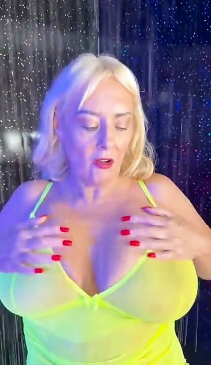 Soaked GILF Dildo Fucks Herself Wet