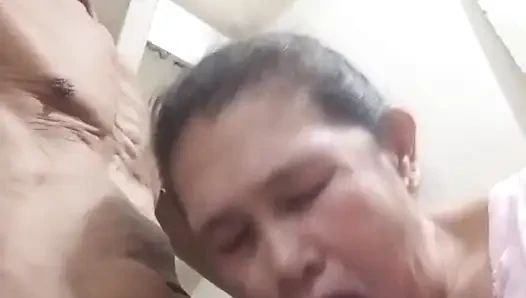 Assy akan pergi ke pekerjaannya. dia menyepongku dulu