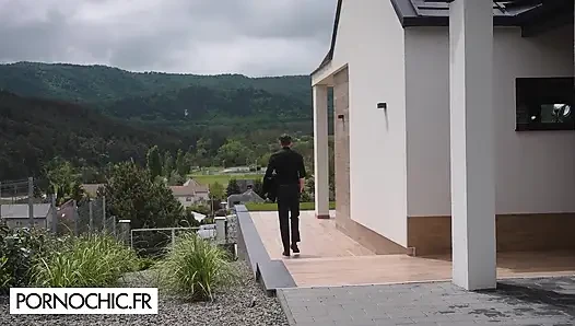 Pasangan menyambut tamu di rumah