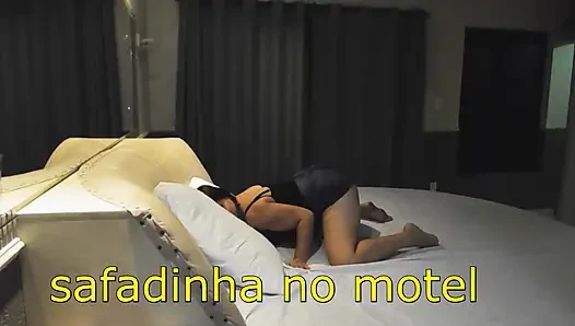 Aku menjemputnya di motel