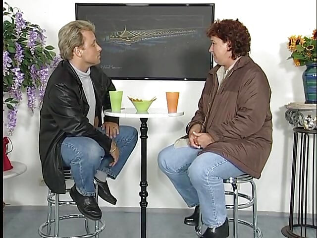 Milf zuigt pik en wordt dan geneukt naar een mond cumshot