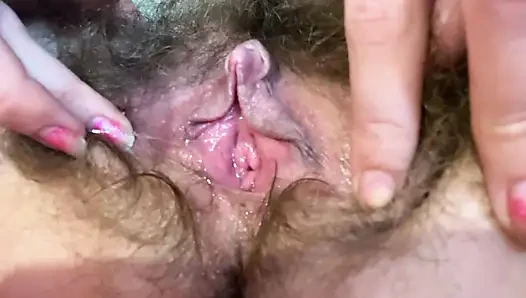 Yakın çekim kıllı amcık büyük klitoris orgazmı