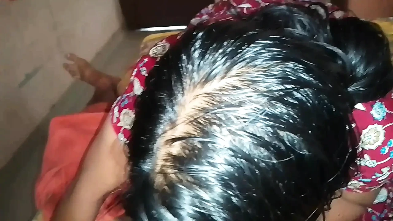 喀拉拉邦女孩把她丈夫的阴茎放进嘴里，让他射精