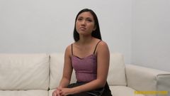 Fofa tailandesa 22 anos pode curtindo uma foda dura no sofá de elenco falso